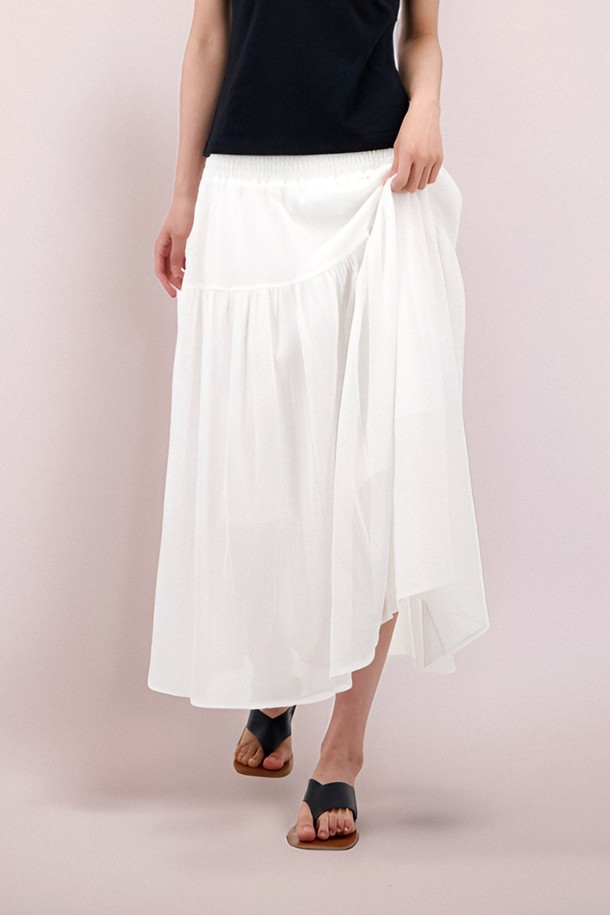 [25 summer] Sheer Bending Flare Skirt _White는 부드러운 촉감의 면과 폴리에스테르 혼방 소재로 제작된 여성용 플레어 스커트입니다. 허리 스모킹 밴딩과 시스루 시어 소재, 부분 비침 디자인이 특징이며, 루즈핏으로 편안하게 착용 가능합니다. 봄, 여름, 가을, 겨울 모든 계절에 활용할 수 있는 베이직하고 우아한 스타일의 화이트, 블랙 두 가지 색상으로 만나보세요.
