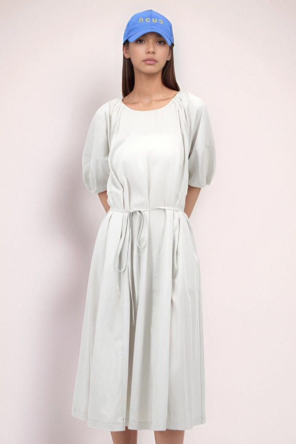 [25 summer] 벌룬 소매 스트랩 원피스 _L.Grey는 캐주얼하고 베이직한 스타일의 여성 여름 원피스입니다. 라이트 그레이 색상의 A라인 플레어 스커트 디자인으로, 얇은 두께감과 라운드넥, 반소매 기장이 특징입니다. 벌룬 소매와 스트랩, 플리츠 디테일이 더해져 여성스러운 분위기를 연출하며, 루즈핏으로 편안하게 착용할 수 있습니다.
