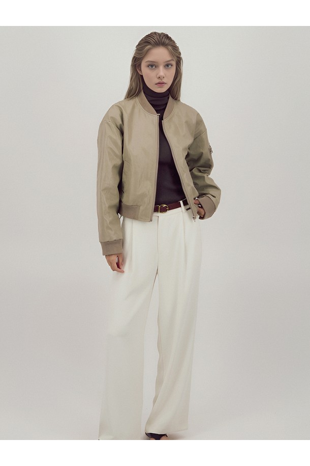 [25FW] 글로시 봄버 재킷_베이지는 가을, 겨울 시즌에 활용하기 좋은 여성용 점퍼입니다. 부드러운 촉감과 광택감 있는 코팅 처리가 돋보이며, 캐주얼 및 모던 스타일을 연출하기에 적합합니다. 무지 패턴에 루즈핏으로 편안함을 더했으며, 크롭 기장과 집업 여밈 방식으로 스타일리시함을 더했습니다. 3D 포켓 디테일, 소매 지퍼 디테일, 메달 로고 장식이 포인트이며, 방수 기능이 있어 실용적입니다. 가을 나들이룩, 겨울 데일리룩과 같은 TPO에 맞춰 다양한 스타일을 연출할 수 있습니다.
