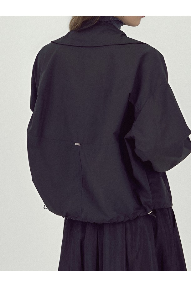 25FW 라이트 아우터 셔츠는 여성용으로, 가을과 겨울에 착용하기 좋은 얇은 두께의 블랙 컬러 셔츠형 홑겹 아우터입니다. 부드러운 폴리에스테르 소재로 제작되어 편안한 착용감을 선사하며, 셔츠 디자인과 레귤러 핏으로 미니멀하고 베이직한 스타일을 연출합니다. 출근룩 또는 겨울 데일리룩에 활용하기 좋으며, 미니멀하고 클래식한 스타일을 선호하는 분들에게 적합합니다. 버튼 여밈 방식과 긴 소매 기장으로 다양한 스타일링이 가능합니다.
