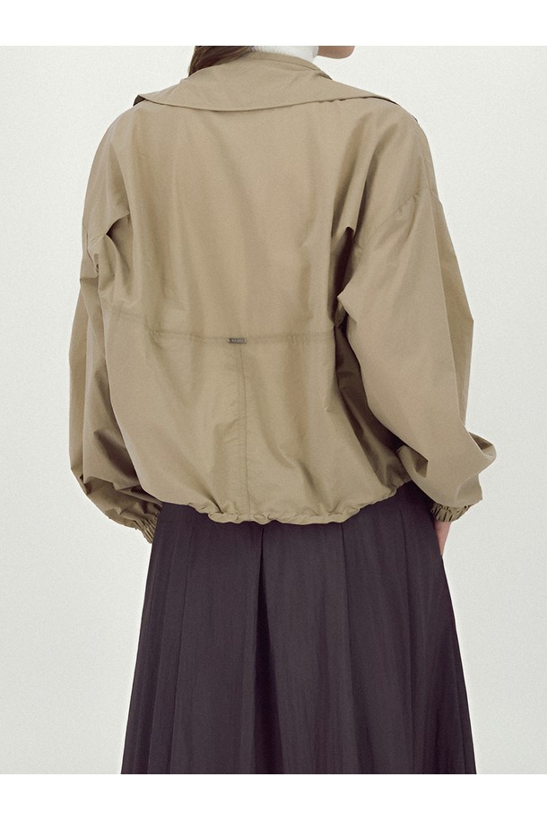 [25FW] 라이트 아우터 셔츠 베이지는 미니멀하고 베이직한 스타일의 여성용 셔츠형 아우터입니다. 가을 계절에 적합하며, 얇고 부드러운 촉감의 하이덴시티 나일론 혼방 소재로 제작되었습니다. 셔츠형 디자인에 버튼 여밈 방식이며, 루즈핏으로 편안하게 착용할 수 있습니다. 투웨이 디자인, 소매 밴딩, 밑단 드로우스트링, 은은한 광택감 등 다양한 디테일이 특징입니다. 가을 나들이룩이나 데이트룩, 캐주얼, 클래식 스타일 연출에 용이합니다.

