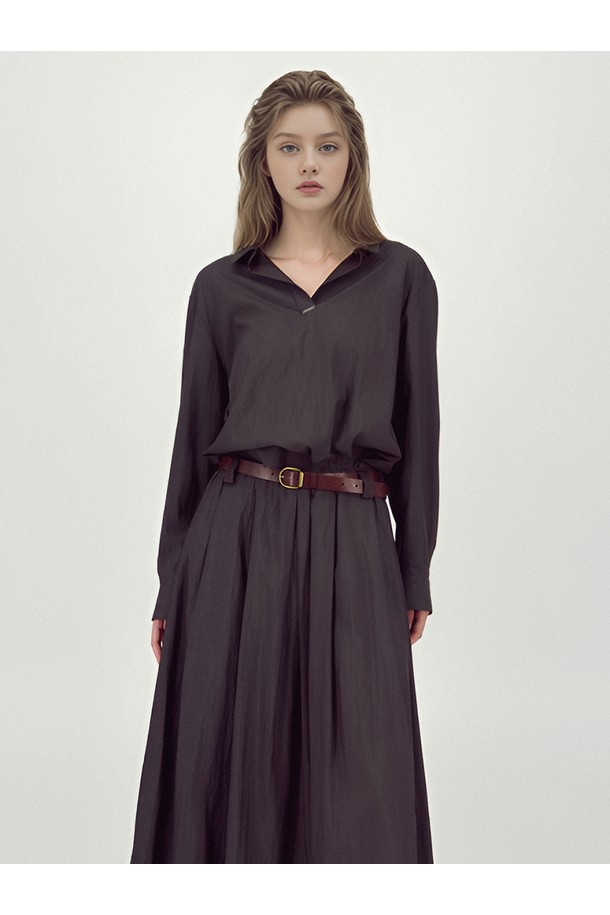 [25FW] 글로시 세트업 투피스 _다크 브라운은 가을과 겨울에 어울리는 여성 의류입니다. 부드러운 촉감의 폴리에스테르 소재로 제작되었으며, 미니멀하고 클래식한 스타일을 연출합니다. 다크 브라운 컬러의 무지 디자인에 벨트 세트, 광택감이 더해져 세련된 분위기를 자아냅니다. 루즈핏의 브이넥 긴소매 상의와 A라인 플레어 치마로 구성되어 데이트룩, 모임룩, 겨울 데일리룩으로 활용하기 좋습니다.
