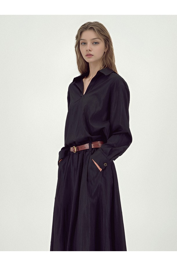 [25FW] 글로시 세트업 투피스 _블랙은 미니멀하고 모던한 스타일의 여성 의류입니다. 가을에 어울리는 얇은 두께감과 부드러운 촉감의 레이온, 나일론, 폴리에스테르 혼방 소재로 제작되었습니다. 광택감 있는 코팅 소재가 특징이며, 릴랙스 핏의 상의와 세미 플레어 실루엣의 하의로 구성된 투피스 세트입니다. 라운드넥 디자인에 긴 소매와 소매 포켓 디테일, 메달 로고 장식이 더해져 세련된 포인트를 더했습니다. 데이트룩, 모임룩, 오피스룩 등 다양한 TPO에 활용 가능한 클래식하고 시크한 아이템입니다.
