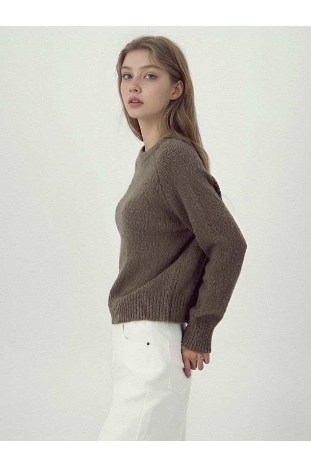 [25FW] 소프트 로프티 니트 _ 브라운은 부드러운 감촉과 따뜻한 착용감을 선사하는 여성용 니트/스웨터입니다. 프리미엄 울 90%와 캐시미어 10%의 혼방으로 제작되어 뛰어난 보온성을 자랑하며, 하이 덴시티 니트 구조와 로프티한 텍스처가 특징입니다. 라운드넥에 긴소매, 레귤러 기장으로 제작되어 미니멀하고 베이직한 스타일을 연출하며, 25 Fall Collection의 "SCULPTED SOFTNESS"를 담아낸 디자인으로 자연스러운 드레이핑을 선사합니다. 브라운 컬러는 가을, 겨울 데일리룩, 카페룩, 모임룩 등 다양한 TPO에 활용하기 좋으며, 루즈핏 또는 세미 루즈핏으로 편안함과 스타일리시함을 동시에 잡았습니다. 뒤판 백 로고 디테일이 은은한 포인트를 더합니다.
