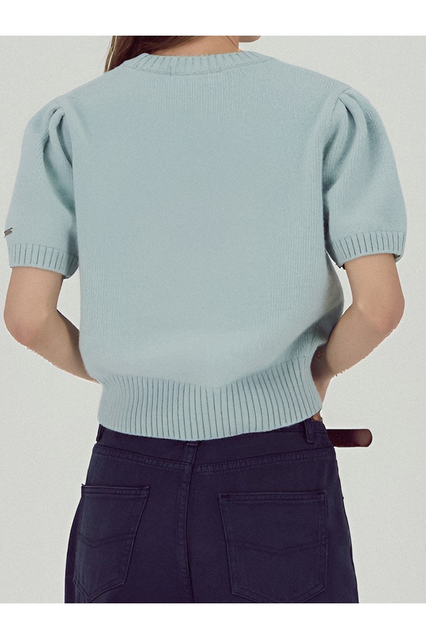 [25FW] 벌룬 숄더 하프 니트 _스카이는 부드러운 촉감의 울, 라쿤, 나일론, 폴리에스터 혼방 소재로 제작되어 가을과 겨울에 착용하기 좋습니다. 스카이 블루 컬러의 라운드넥 반소매 니트로, 엘레강스하면서 미니멀한 스타일을 연출합니다. 벌룬 숄더 디테일과 볼륨감 있는 소매 라인이 특징이며, 세미 크롭 기장과 미니멀 메탈 로고 프린트로 포인트를 더했습니다. 데이트룩, 카페룩, 모임룩 등 다양한 TPO에 미니멀, 클래식, 시크한 스타일로 활용할 수 있습니다. 루즈핏으로 편안하게 착용 가능하며, 두께감 있는 니트입니다.
