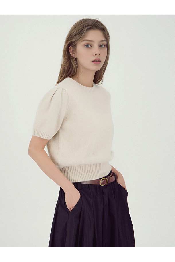 [25FW] 벌룬 숄더 하프 니트 베이지는 여성용 상의 니트/스웨터입니다. 가을, 겨울 시즌에 어울리는 두께감 있는 울 소재로 제작되었으며, 베이직하고 미니멀한 스타일을 연출합니다. 라운드넥 디자인에 반소매 기장, 크롭 기장으로 레귤러핏을 선사하며, 부드러운 촉감과 벌룬 숄더 디테일이 특징입니다. 겨울 데일리룩에 미니멀하면서도 클래식한 무드를 더해줍니다.
