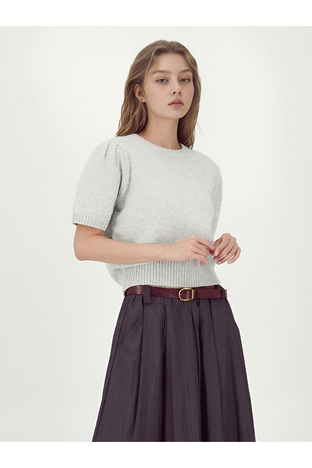 [25FW]_벌룬 숄더 하프 니트 _그레이는 여성 의류 상의 니트/스웨터 제품입니다. 가을, 겨울 시즌에 적합하며, 페미닌하고 클래식한 스타일을 연출합니다. 부드러운 촉감의 니트 소재로 제작되었으며, 크롭 기장의 반소매 디자인입니다. 라운드넥에 레귤러핏으로, 벌룬 숄더 디테일이 특징인 일상복 및 데이트룩, 겨울 데일리룩으로 활용하기 좋은 아이템입니다.
