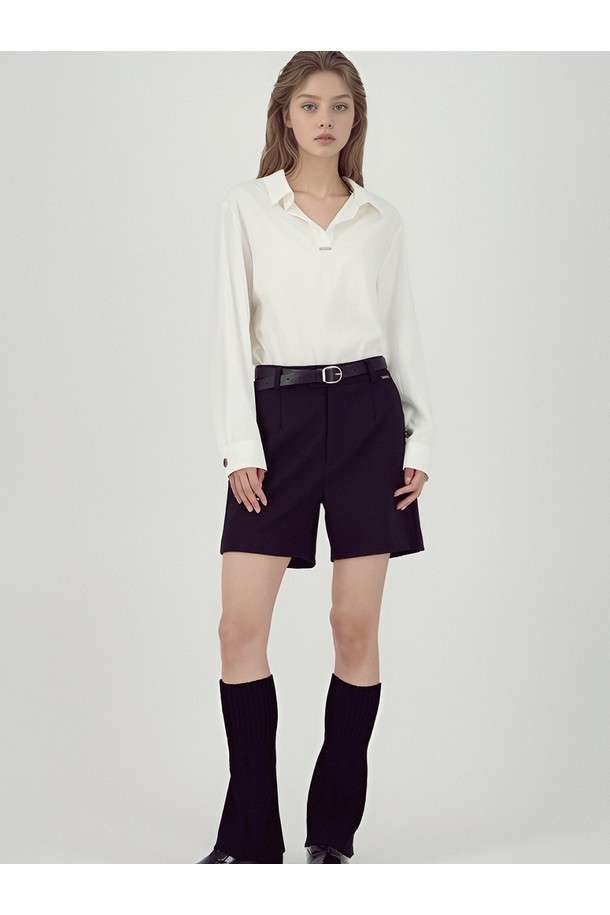 [25FW] 글로시 셔츠 블라우스 _아이보리입니다. 부드러운 촉감의 폴리에스테르 소재로 제작되어 가을, 겨울에 착용하기 좋은 얇은 두께의 블라우스입니다. 카라 디테일과 레귤러 핏으로 베이직하면서도 클래식한 스타일을 연출합니다. 은은한 광택감이 돋보이며, 긴 소매 기장으로 오피스룩, 출근룩, 겨울 데일리룩 등 다양한 TPO에 활용 가능합니다. 미니멀하고 클래식한 무드를 선호하는 여성분들께 추천하는 아이보리 컬러의 셔츠 블라우스입니다.
