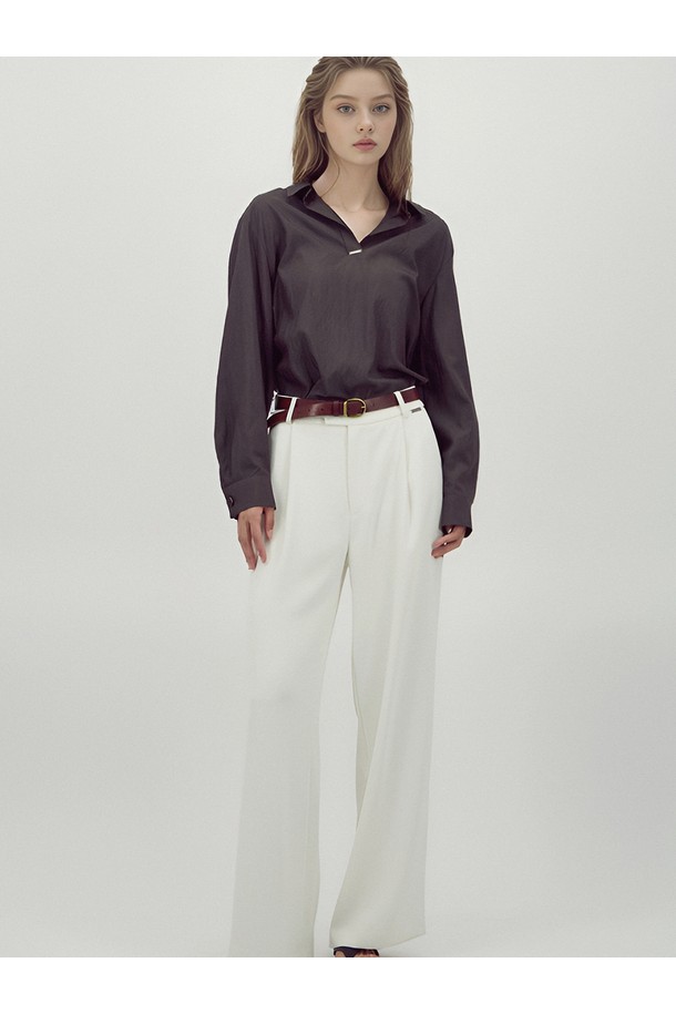 [25FW] 글로시 셔츠 블라우스 _다크 브라운은 여성 의류로, 가을과 겨울에 어울리는 얇은 두께의 긴소매 블라우스입니다. 부드러운 촉감의 폴리에스테르 소재로 제작되었으며, 미니멀하고 베이직한 스타일을 연출합니다. 다크 브라운 컬러의 무지 디자인에 광택감이 더해져 고급스러운 분위기를 자아내며, 브이넥 라인과 루즈핏으로 편안한 착용감을 선사합니다. 출근룩과 겨울 데일리룩에 활용하기 좋으며, 미니멀, 클래식, 캐주얼 등 다양한 스타일로 연출할 수 있습니다.
