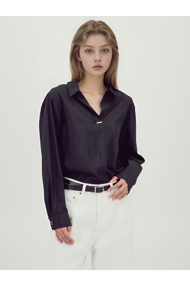 [25FW] 글로시 셔츠 블라우스 _블랙은 미니멀하고 클래식한 스타일을 추구하는 여성들을 위한 셔츠/블라우스입니다. 부드러운 촉감의 레이온과 나일론 혼방 소재로 제작되었으며, 사계절 내내 착용 가능합니다. 블랙 컬러, 루즈핏, 얇은 두께로 편안한 착용감을 선사하며 오피스룩, 출근룩, 모임룩 등 다양한 TPO에 활용하기 좋습니다. 미니 칼라 디자인과 메탈 로고 프린트 칼라, 로고 버튼 디테일, 소매 개더링, 광택감 있는 소재가 특징입니다. 긴 소매 기장으로 시크한 무드를 연출합니다.
