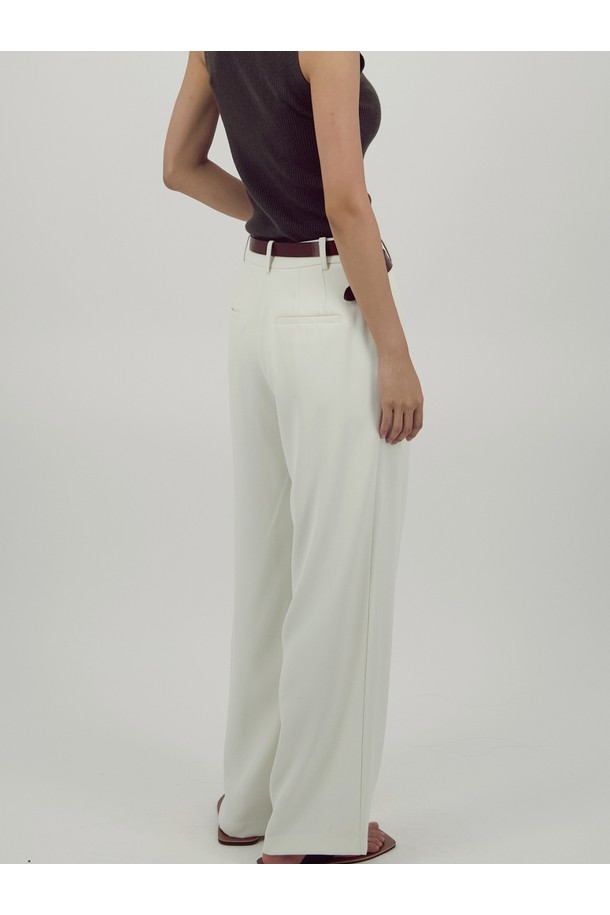 [25FW] 소프트 플로우 슬랙스 _ 아이보리는 부드러운 촉감의 폴리에스테르 소재로 제작된 여성 슬랙스입니다. 가을, 겨울 시즌에 적합하며, 얇은 두께감과 루즈핏, 와이드 핏으로 편안한 착용감을 선사합니다. 미니멀하고 베이직한 스타일을 연출하며, 플로우 실루엣으로 세련된 분위기를 더합니다. 출근룩 및 겨울 데일리룩에 활용하기 좋으며, 미니멀, 클래식, 캐주얼 등 다양한 스타일을 소화할 수 있습니다.

