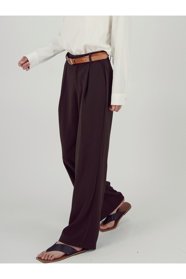 [25FW] 소프트 플로우 슬랙스 _ 브라운은 부드러운 촉감의 폴리에스테르 소재로 제작되어 가을과 겨울에 착용하기 좋은 여성 슬랙스입니다. 미니멀하고 베이직한 스타일의 무지 디자인으로, 와이드하고 루즈한 핏이 편안함을 선사합니다. 허리 부분에는 벨트 루프가 있어 다양한 스타일 연출이 가능하며, 출근룩, 오피스룩, 겨울 데일리룩 등 TPO에 맞춰 활용할 수 있습니다. 미니멀, 클래식, 시크한 스타일을 즐기는 여성에게 어울리는 아이템입니다. 얇은 두께감으로 편안하게 착용 가능합니다.
