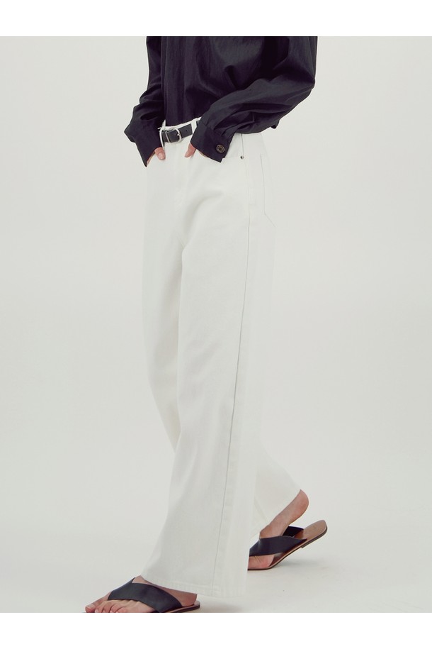 [25FW] 소프트 스트럭쳐 데님 _ 화이트는 미니멀하고 베이직한 스타일의 여성 데님 팬츠입니다. 봄, 여름, 가을 시즌에 착용하기 좋으며, 부드러운 촉감의 데님과 면 혼방 소재로 제작되었습니다. 와이드 & 벌룬 핏의 루즈핏으로 편안한 착용감을 선사하며, 입체적인 실루엣과 구조적인 볼륨감이 특징입니다. 5포켓 디테일과 리벳 장식, 클린한 디자인이 돋보이며, 쇼핑룩, 카페룩 등 데일리 룩으로 활용하기 좋습니다.
