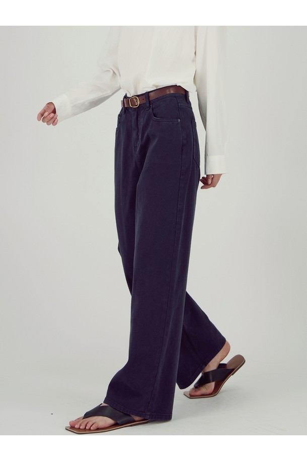 [25FW] 소프트 스트럭처 데님 _ 네이비는 가을, 겨울에 어울리는 여성용 데님 팬츠입니다. 부드러운 촉감의 데님과 면 혼방 소재로 제작되었으며, 톤 다운된 네이비 컬러와 무지 패턴이 미니멀하고 클래식한 스타일을 연출합니다. 와이드 핏과 루즈핏으로 편안함을 선사하며, 5포켓 디테일과 메달리온 장식, 배럴 레그 실루엣이 구조적인 볼륨감을 더합니다. 가을 나들이룩, 겨울 데일리룩 등 다양한 TPO에 맞춰 시크하고 세련된 스타일을 완성해보세요.
