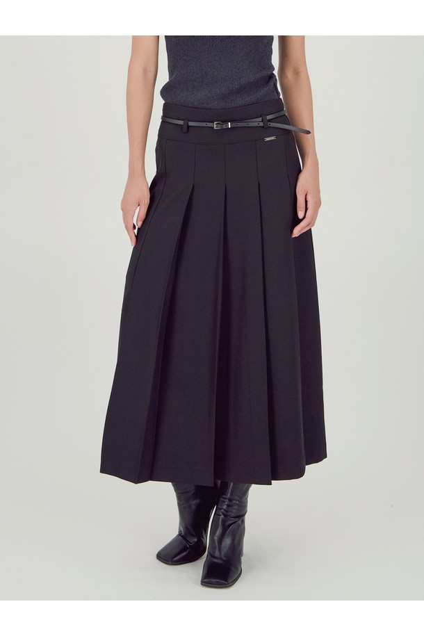 [25FW] 어반 플리츠 스커트 _블랙은 모던하고 우아한 스타일을 연출하는 여성용 플리츠 스커트입니다. 얇고 부드러운 폴리에스테르 소재로 제작되어 편안한 착용감을 선사하며, 은은한 광택감이 도는 코팅 나일론이 돋보입니다. 세미 벌룬 핏과 사이드 슬릿 디테일이 활동성을 더하고, 턱 주름 디자인으로 포인트를 주었습니다. 옆 지퍼 클로징 방식으로 간편하게 착용 가능하며, 데이트룩, 모임룩, 카페룩 등 다양한 TPO에 활용할 수 있습니다. 클래식, 미니멀, 시크한 스타일을 즐겨 입는 분들께 추천하는 아이템입니다.
