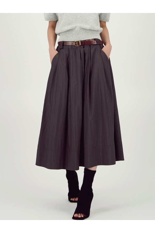 [25FW] 다크 브라운 배럴 볼륨 스커트는 여성스러운 실루엣을 연출하는 미디 기장의 스커트입니다. 가을, 겨울 시즌에 적합하며, 레이온, 나일론, 폴리에스터 혼방 소재로 제작되어 부드러운 촉감과 실크 같은 유연한 텍스처를 자랑합니다. 광택감 있는 소재와 매트한 코팅 마감의 조화가 돋보이며, A라인과 벌룬 핏으로 미니멀하면서도 모던한 스타일을 완성합니다. 허리에는 신축성 있는 밴딩을 적용하여 편안한 착용감을 제공하며, 사이드 포켓으로 실용성을 더했습니다. 겨울 데일리룩, 모임룩, 카페룩 등 다양한 TPO에 맞춰 시크하고 클래식한 무드를 연출할 수 있습니다.
