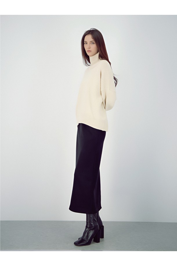 [25FW] 크레이프 스웨이드 벤딩 스커트 _블랙은 가을, 겨울 시즌에 어울리는 여성용 스커트입니다. 미니멀하고 베이직한 스타일로, 출근룩, 오피스룩, 모임룩 등 다양한 TPO에 활용하기 좋습니다. 부드러운 촉감의 크리프 스웨이드 소재로 제작되었으며, H라인의 레귤러핏 디자인이 특징입니다. 블랙 컬러의 무지 디자인으로, 어떤 상의와도 쉽게 매치하여 시크하고 클래식한 스타일을 연출할 수 있습니다. 두꺼운 두께감으로 따뜻하게 착용 가능하며, 벤딩 타입의 치마로 편안한 착용감을 선사합니다.
