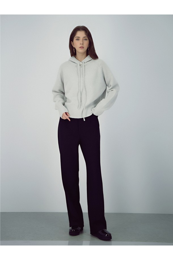 [25FW] 크레이프 플로우 슬랙스 _블랙은 미니멀하고 베이직한 스타일의 여성 슬랙스입니다. 가을과 겨울에 적합하며, 부드러운 촉감의 폴리에스테르 소재로 제작되어 편안한 착용감을 선사합니다. 루즈핏 와이드 레그 디자인에 크리스 주름 디테일이 더해져 시크한 무드를 연출합니다. 오피스룩, 출근룩, 모임룩 등 다양한 TPO에 활용 가능하며, 미니멀, 클래식, 시크 스타일을 즐기는 분들께 추천합니다.
