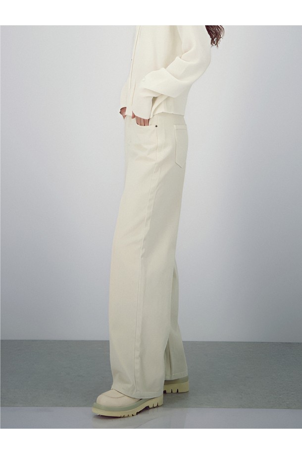 [25FW] 소프트 스트럭처 데님 _L.베이지는 여성용으로, 가을과 겨울에 착용하기 좋은 두꺼운 두께감의 데님 팬츠입니다. 라이트 베이지 컬러의 무지 디자인으로 미니멀하고 베이직한 스타일을 연출합니다. 와이드하면서 루즈하게 떨어지는 핏과 하이웨스트 디테일이 특징이며, 부드러운 촉감으로 편안하게 착용할 수 있습니다. 데님 소재 특유의 견고함과 핏을 살린 룩을 완성하여 미니멀, 클래식한 스타일을 선호하는 분들께 추천합니다.
