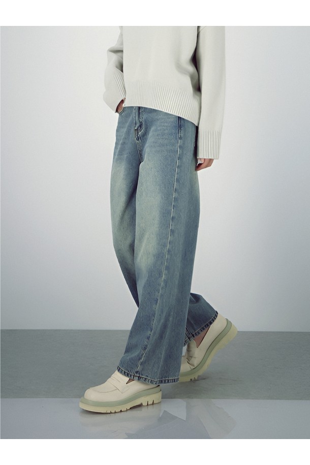 [25FW] 스트럭처 워싱 데님은 남녀 모두 착용 가능한 와이드 핏 데님 팬츠입니다. 연청 컬러의 데님 소재에 워싱 가공을 더해 빈티지한 무드를 연출하며, 봄, 가을, 겨울 세 계절 모두 활용 가능합니다. 캐주얼 및 베이직 스타일을 즐겨 입는 분들께 추천하며, 뻣뻣한 촉감과 루즈핏으로 편안함을 선사합니다. 구조적인 디자인이 돋보이는 이 데님 팬츠는 일상에서 개성 있는 스타일을 완성해줍니다.
