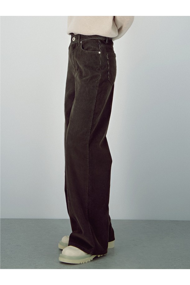 [25FW] 코듀로이 스트럭처 팬츠 _카키는 가을과 겨울에 어울리는 남성용 코듀로이 팬츠입니다. 부드러운 촉감의 두꺼운 코듀로이 소재로 제작되어 따뜻하고 편안한 착용감을 선사합니다. 와이드하고 루즈한 핏으로 트렌디한 스타일을 연출하며, 구조적인 디자인과 스트럭처 디테일이 돋보입니다. 베이직하면서도 캐주얼한 무드로 다양한 상의와 매치하여 스타일리시하게 연출할 수 있습니다. 미니멀하고 클래식한 스타일을 선호하는 남성분들께 추천합니다.
