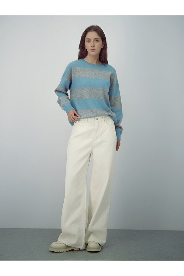 25FW 라운드 울 니트 _ST.블루는 여성용 상의 니트/스웨터로, 스카이블루와 그레이 색상의 스트라이프 패턴이 돋보이는 제품입니다. 울 소재로 제작되어 부드러운 촉감을 선사하며, 두꺼운 두께감으로 가을, 겨울철 따뜻하게 착용할 수 있습니다. 라운드넥과 긴소매, 레귤러핏 디자인으로 베이직하면서도 캐주얼한 스타일을 연출하며, 출근룩이나 모임룩에 활용하기 좋습니다. 클래식하고 미니멀한 스타일을 즐기는 분들께 추천합니다.
