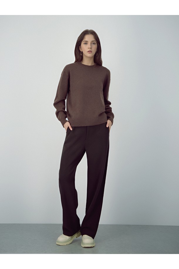 [25FW] 라운드 울 니트 _브라운은 여성 고객을 위한 가을, 겨울 시즌 필수 아이템입니다. 부드러운 촉감의 울 소재로 제작되어 포근하고 편안한 착용감을 선사하며, 레귤러핏과 라운드넥 디자인으로 베이직하면서도 미니멀한 스타일을 연출합니다. 톤 다운된 브라운 컬러의 무지 패턴은 어떤 룩에도 자연스럽게 어울리며, 긴 소매 기장과 두꺼운 두께감으로 따뜻함을 더합니다. 출근룩과 모임룩 모두에 활용 가능하며, 클래식, 미니멀, 캐주얼 등 다양한 스타일을 소화하는 기본 니트입니다. 심플한 디자인으로 데일리하게 즐겨 입을 수 있습니다.
