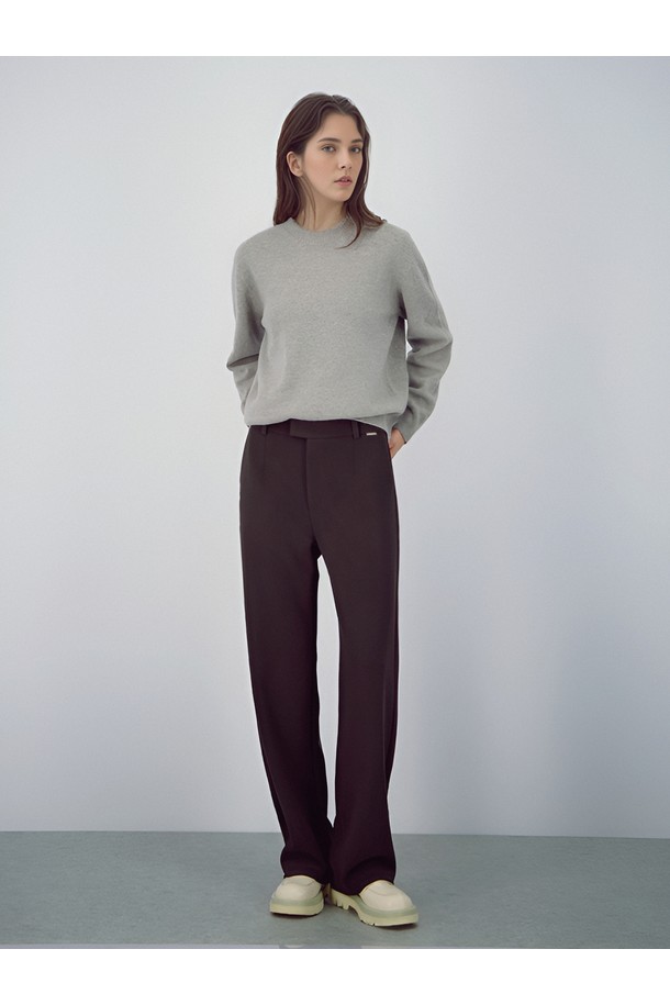 [25FW] 라운드 울 니트 _그레이는 여성용 상의로, 가을과 겨울에 착용하기 좋은 라운드넥 니트입니다. 베이직하고 미니멀한 스타일로, 레귤러핏과 긴소매 기장으로 제작되었습니다. 부드러운 촉감의 울 소재로 제작되어 따뜻하고 편안하게 착용할 수 있으며, 두께감 있는 디자인으로 겨울철에도 든든합니다. 무지 패턴의 그레이 컬러로 다양한 하의와 쉽게 매치할 수 있어 활용도가 높습니다. 일상복으로 적합한 기본 아이템입니다.
