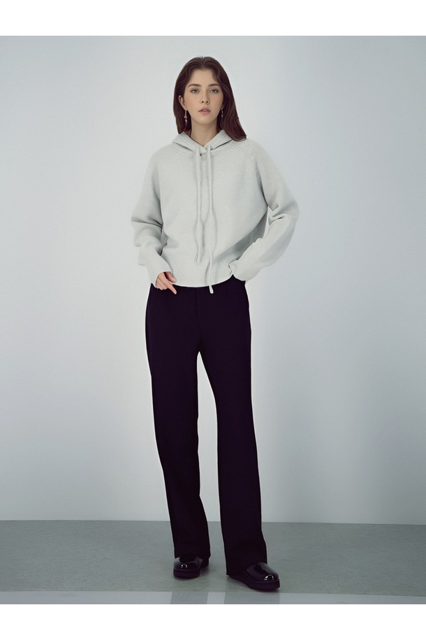 25FW 후디 울 니트 (L.Grey)는 여성용으로, 가을과 겨울에 따뜻하게 착용할 수 있는 레귤러핏 후디 니트입니다. 부드러운 촉감의 울 소재로 제작되었으며, 베이직하고 캐주얼한 스타일을 연출합니다. 라이트 그레이 컬러의 무지 디자인에 긴 소매 기장과 후드 스트링으로 포인트를 더했습니다. 두꺼운 두께감으로 보온성을 높였으며, 캐주얼, 미니멀, 클래식 스타일을 즐겨 입는 고객에게 적합합니다.
