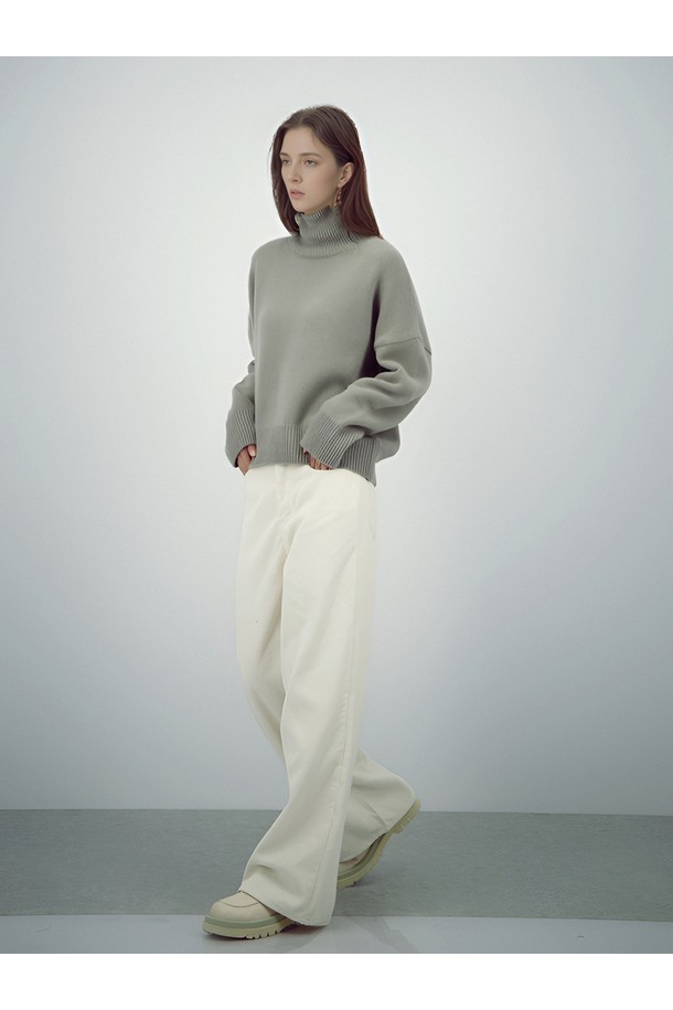 [25FW] 울 터틀넥 니트 _그레이는 부드러운 촉감의 울 소재로 제작되어 가을, 겨울 시즌에 따뜻하게 착용하기 좋습니다. 베이직하고 미니멀한 스타일로, 드롭숄더 디자인과 레귤러핏으로 편안한 착용감을 선사합니다. 출근룩과 모임룩 모두 활용 가능하며, 클래식, 미니멀, 캐주얼 등 다양한 스타일과 매치하기 좋습니다. 긴소매와 두꺼운 두께감으로 보온성을 높였으며, 무지 디자인의 그레이 컬러가 어떤 옷에도 잘 어울립니다.
