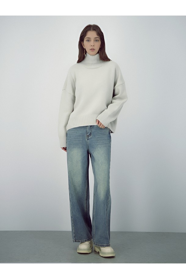 [25FW] 울 터틀넥 니트 _L.Grey는 여성용 상의 니트/스웨터입니다. 라이트 그레이 컬러의 베이직하고 미니멀한 스타일로, 가을, 겨울 시즌에 착용하기 좋습니다. 루즈핏 크롭 기장으로, 울 소재 특유의 부드러운 촉감과 보온성을 제공하며, 출근룩으로도 활용하기 좋은 아이템입니다. 긴 소매와 터틀넥 디자인으로 세련된 멋을 더합니다. 무지 패턴으로 어떤 하의와도 쉽게 매치할 수 있습니다.
