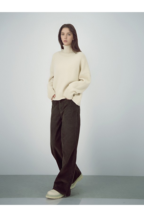 [25FW] 울 터틀넥 니트 _오트밀은 부드러운 촉감의 울 소재로 제작되어 가을과 겨울에 따뜻하게 착용할 수 있는 여성용 터틀넥 니트입니다. 레귤러 핏과 긴 소매 기장으로 베이직하고 미니멀한 스타일을 연출하며, 출근룩과 모임룩 등 다양한 TPO에 활용 가능합니다. 오트밀 컬러와 무지 디자인으로 어떤 스타일에도 쉽게 매치할 수 있으며, 두꺼운 두께감으로 포근함을 더했습니다. 25FW 시즌 제품으로 클래식, 미니멀, 캐주얼 등 폭넓은 스타일을 소화할 수 있는 아이템입니다.
