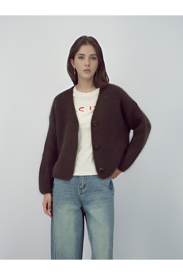 25FW 라비트 헤비 가디건 _브라운은 여성용으로, 가을과 겨울에 따뜻하게 입을 수 있는 헤비 카디건입니다. 울 소재로 제작되어 부드러운 촉감을 제공하며, 베이직하고 캐주얼한 스타일을 연출합니다. 레귤러 핏에 브이넥 디자인으로, 다양한 스타일의 의상과 매치하기 좋습니다. 무지 디자인에 긴 소매 기장으로, 유행을 타지 않고 오랫동안 활용할 수 있습니다. 일상생활에서 편안하면서도 세련된 룩을 완성해 보세요.
