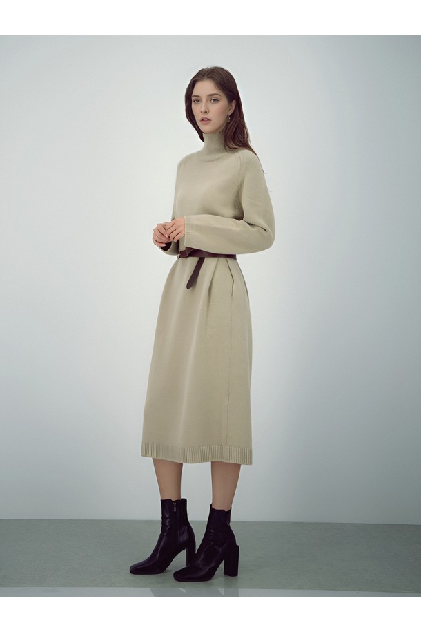 25FW 터틀넥 울 니트 드레스는 미니멀하고 베이직한 스타일의 여성 니트 원피스입니다. 부드러운 촉감의 울 소재로 제작되어 가을, 겨울 시즌에 따뜻하게 착용할 수 있습니다. 넉넉한 루즈핏과 오버사이즈 실루엣으로 편안함을 더했으며, H라인의 미니 기장으로 세련된 핏을 연출합니다. 데이트룩, 출근룩 등 다양한 TPO에 활용 가능한 활용도 높은 아이템으로, 클래식하고 캐주얼한 스타일을 완성합니다. 긴 소매와 터틀넥 디자인이 특징이며, 무지 패턴의 베이지 컬러로 어떤 스타일에도 쉽게 매치할 수 있습니다.
