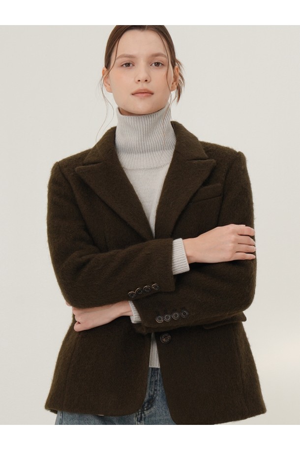 25FW 알파카 코트 재킷_브라운은 클래식하고 미니멀한 스타일을 추구하는 여성 고객을 위한 아우터입니다. 부드러운 촉감의 알파카 소재로 제작되어 가을과 겨울, 두 계절 동안 포근하게 착용할 수 있습니다. 넉넉한 오버핏에 싱글 버튼 여밈으로 편안함을 더했으며, 노치드 라펠 디자인이 세련된 분위기를 연출합니다. 오피스룩, 출근룩, 모임룩 등 다양한 TPO에 활용 가능하며, 시크한 무드를 더해줍니다. 브라운 컬러의 무지 디자인으로 어떤 스타일에도 쉽게 매치할 수 있습니다.
