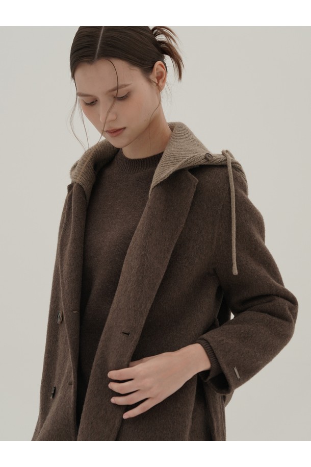 [25FW] 탈부착 후디 핸드메이드 코트 _브라운은 가을과 겨울, 여성 고객을 위한 오버핏 더블 코트입니다. 미니멀하고 베이직한 디자인에 브라운 컬러와 무지 패턴으로 어떤 스타일에도 쉽게 매치할 수 있습니다. 울 소재로 제작되어 두꺼운 두께감을 자랑하며, 후드를 탈부착하여 다양한 연출이 가능합니다. 출근룩, 오피스룩, 모임룩 등 TPO에 구애받지 않고 클래식, 미니멀, 시크한 스타일을 완성할 수 있습니다. 
