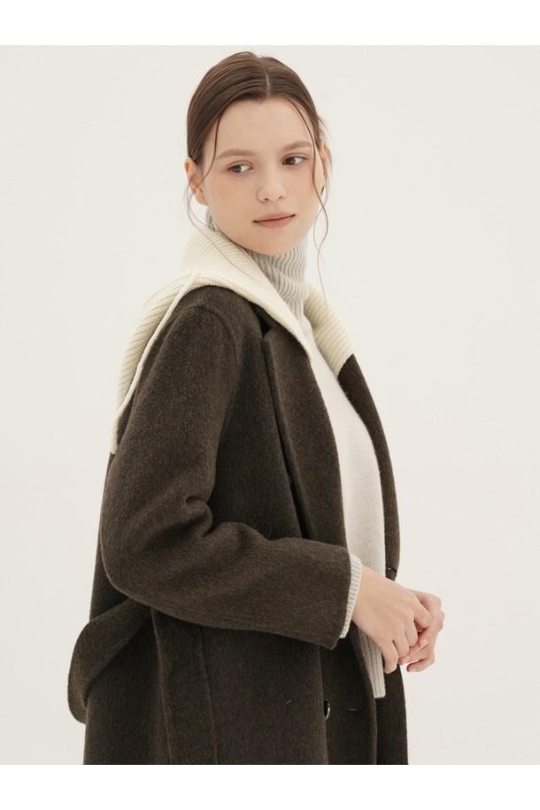 [25FW] 탈부착 후디 핸드메이드 코트 _카키는 미니멀하고 베이직한 스타일의 여성용 코트입니다. 가을과 겨울에 착용하기 좋으며, 출근룩과 모임룩에 모두 잘 어울립니다. 오버핏 디자인에 울 소재로 제작되어 따뜻하고 포근한 착용감을 선사합니다. 무지 패턴의 긴 소매 기장과 싱글 버튼 여밈 방식으로 미니멀, 클래식, 시크한 무드를 연출합니다. 특히 후드가 탈부착 가능하여 다양한 스타일을 연출할 수 있는 실용적인 핸드메이드 코트입니다.
