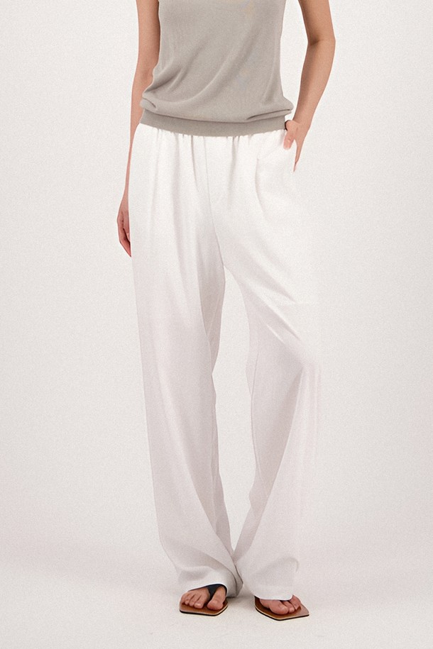 2025년 봄/여름 시즌, 모던하고 미니멀한 스타일의 여성용 슬랙스입니다. 베이지, 화이트, 블랙 세 가지 색상으로 출시되었으며, 핀턱 디테일과 세미와이드 핏으로 다리가 길어 보이는 효과를 줍니다. 레이온, 나일론, 폴리에스테르 혼방 소재로 제작되어 부드러운 촉감과 약간의 신축성을 제공하며, 얇은 두께감으로 여름에도 시원하게 착용 가능합니다.
