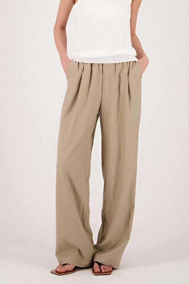 25SS 시즌, 여름을 위한 여성용 핀턱 벤딩 슬랙스입니다. 부드러운 폴리에스테르 소재로 제작되어 가볍고 시원하며, 와이드 루즈핏과 얇은 두께로 편안한 착용감을 선사합니다. 미니멀하고 베이직한 디자인에 핀턱 디테일이 더해져 세련된 무드를 연출하며, 허리 밴딩으로 활동성을 높였습니다.
