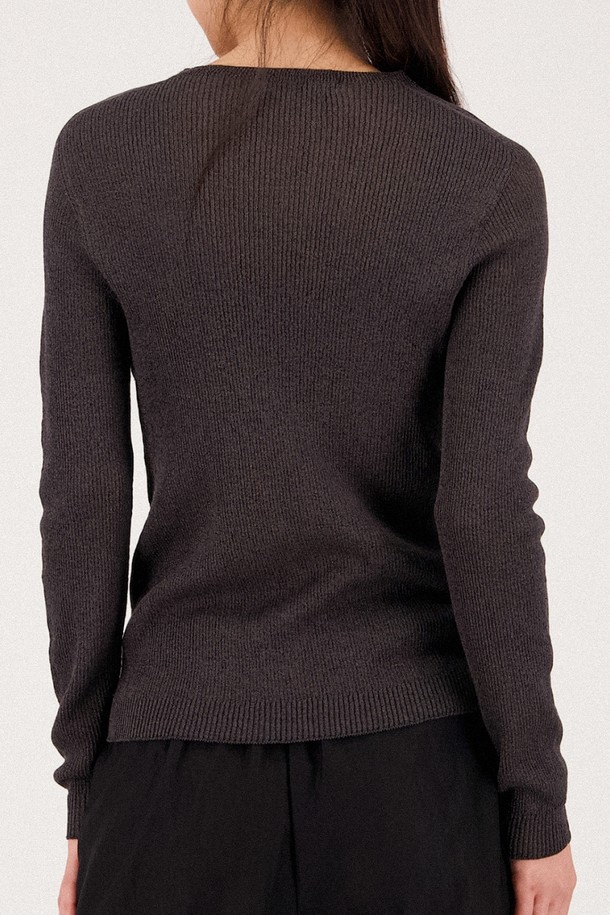 세련된 스타일을 완성해 줄 [25SS] 긴소매 골지 린넨 니트입니다. 차콜 컬러의 슬림핏 디자인으로, 레이온, 폴리에스터, 린넨, 나일론 혼방 소재에 메탈릭 원사를 더해 은은한 광택과 부드러운 촉감을 선사합니다. 봄, 여름, 가을, 겨울 사계절 내내 활용 가능하며, 신축성이 뛰어나 편안하게 착용할 수 있습니다.
