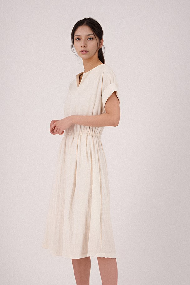 세련된 스타일을 연출하는 [25SS] Sleeve Detail Slit Dress_Ivory입니다. 아이보리 컬러의 미니멀하고 모던한 디자인으로, 봄, 여름, 가을, 겨울 사계절 내내 활용 가능합니다. 레이온, 나일론, 폴리에스테르 혼방 소재로 제작되어 부드러운 촉감을 선사하며, 브이넥 라인과 프론트 슬릿, 소매 칼라 디테일이 특징입니다.
