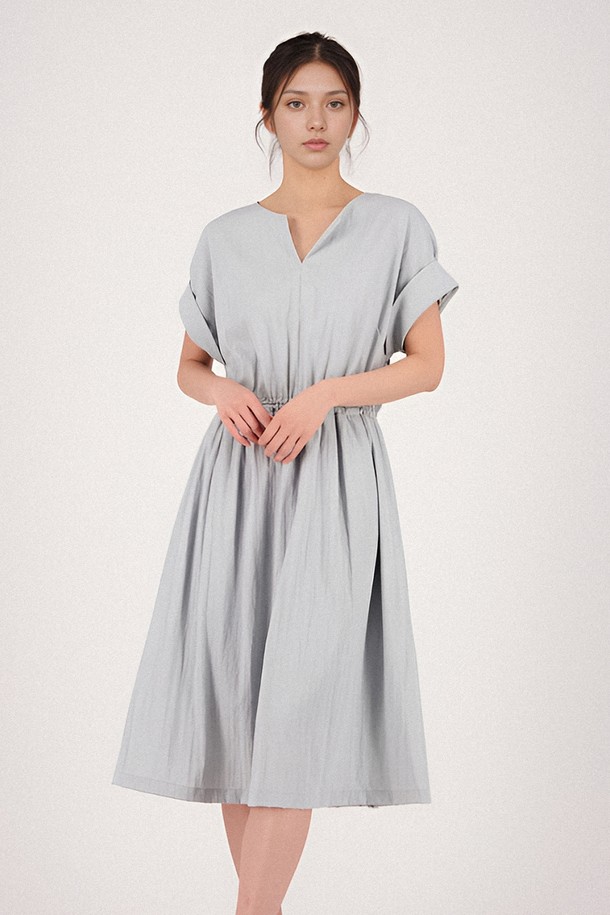 [25SS] Sleeve Detail Slit Dress _Sky는 스카이블루와 아이보리 두 가지 색상으로 출시된 여성용 슬리브 디테일 슬릿 원피스입니다. 레이온, 나일론, 폴리에스테르 혼방 소재로 제작되어 부드러운 촉감과 신축성을 자랑하며, 봄, 여름, 가을, 겨울 사계절 내내 착용 가능합니다. 브이넥 디자인에 반소매 기장, 레귤러핏으로 모던하고 미니멀한 스타일을 연출하며, 앞트임, 소매 칼라 디테일, 허리 스트링, 부분 비침 등의 특징을 가지고 있습니다.
