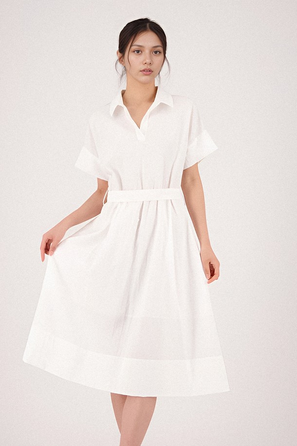 [25SS] Collar Neck Half Sleeve Dress _Sky는 스카이블루, 블랙, 화이트 세 가지 색상으로 출시된 여성용 칼라넥 반소매 원피스입니다. 나일론, 레이온, 비스코스, 폴리에스터 혼방 소재로 제작되어 부드러운 촉감과 적당한 두께감을 자랑하며, A라인 플레어 스커트 핏으로 캐주얼하면서도 베이직한 스타일을 연출합니다. 벨트가 포함되어 있으며 부분 안감과 신축성이 있어 편안한 착용감을 제공하며, 부분적으로 비침이 있습니다.
