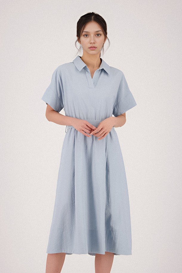 **[25SS] Collar Neck Half Sleeve Dress _White**는 부드러운 촉감의 화이트 컬러 칼라넥 반소매 원피스입니다. 나일론, 레이온, 비스코스, 폴리에스테르 혼방 소재의 얇은 두께로 제작되어 봄, 여름, 가을, 겨울 사계절 활용 가능하며, 데일리룩과 일상복으로 좋습니다. 레귤러핏에 부분 안감 처리 및 벨트 포함, 부분 비침, 신축성 있는 디자인으로 베이직하면서도 미니멀한 스타일을 연출합니다.
