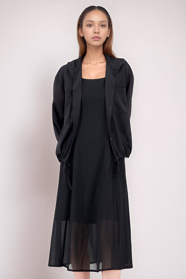 **[25 summer] Sleeveless Sheer Dress _Black**는 부드러운 면과 폴리에스테르 혼방 소재로 제작되어 얇고 시원한 착용감을 선사하는 여성용 민소매 시스루 드레스입니다. 블랙과 아이보리 두 가지 색상으로 출시되었으며, 미니멀한 디자인에 스퀘어넥과 프린세스 라인 절개 디테일, 드레이프성이 더해져 오피스와 데일리룩 모두 활용 가능합니다. 루즈핏으로 편안하게 착용 가능하며, 안감이 있어 비침 걱정 없이 자신 있게 스타일을 연출할 수 있습니다.
