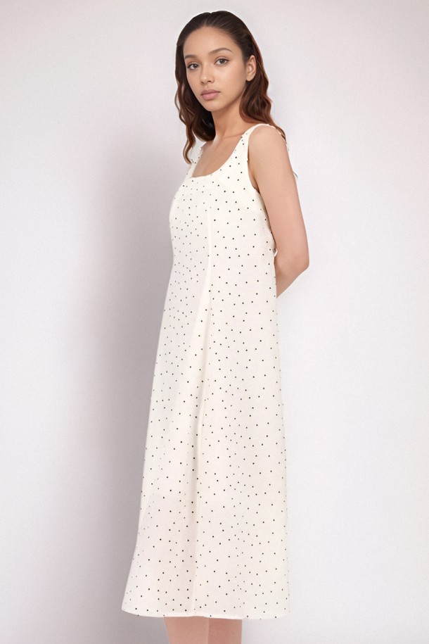 **[25 summer] Sleeveless Dot Dress _Ivory**는 부드러운 레이온 혼방 소재로 제작되어 가볍고 시원한 착용감을 선사하는 여성용 슬리브리스 도트 원피스입니다. 아이보리 컬러에 미니멀하고 모던한 디자인, A라인 실루엣과 스퀘어넥으로 여성스러운 분위기를 더하며, 프린세스 라인 절개 디테일과 반투명한 소재로 세련됨을 강조합니다. 봄, 여름, 가을 시즌에 데일리룩 또는 오피스룩으로 활용 가능하며, 레이어드하여 다양한 스타일 연출도 가능합니다.
