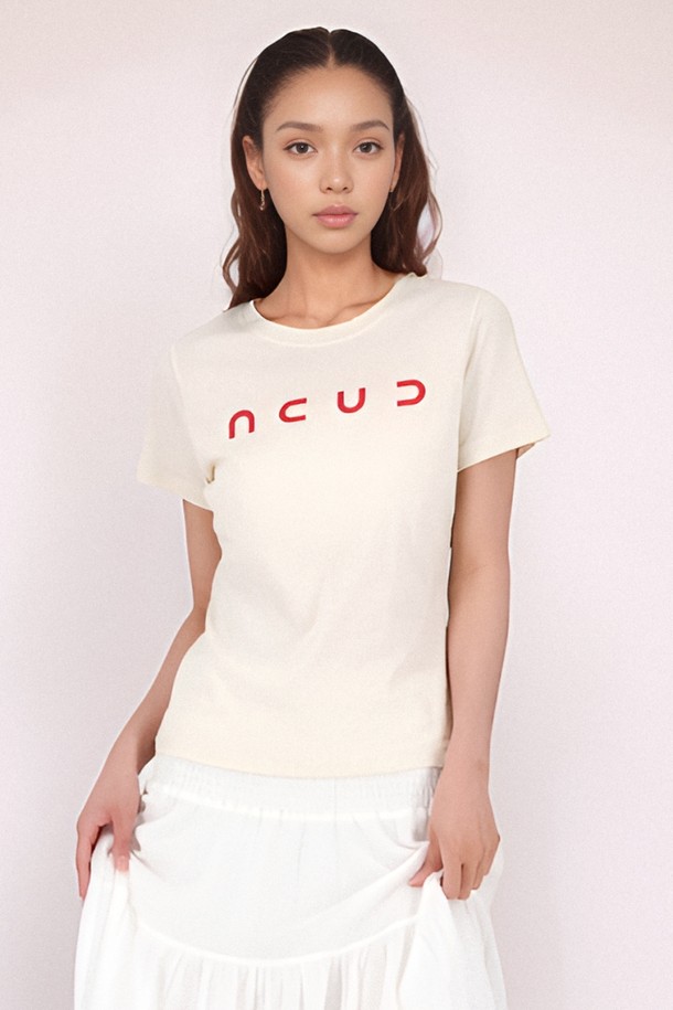 [25 summer] 하프 슬리브 로고 티셔츠 _베이지는 여성용 반팔 티셔츠입니다. 여름 시즌에 어울리는 얇은 두께감과 부드러운 촉감의 면, 린넨 혼방 소재로 제작되었습니다. 미니멀하고 베이직한 스타일로, 라운드넥과 레귤러핏 디자인이 특징입니다. 베이지, 화이트 두 가지 컬러로 출시되어 데이트룩, 카페룩 등 다양한 TPO에 활용하기 좋습니다. 전면에 로고 프린팅 디테일이 더해져 포인트를 더합니다.
