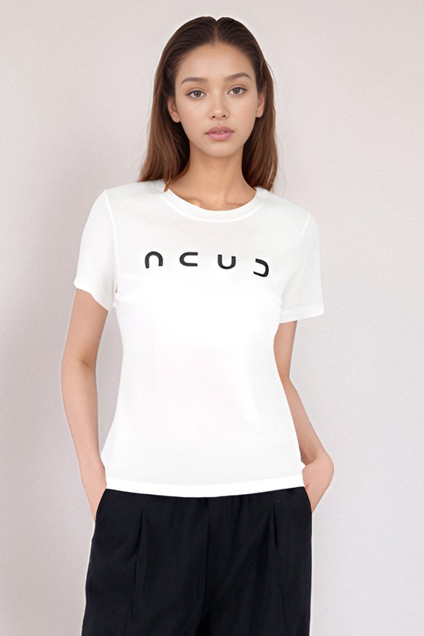 [25 썸머] 로고 반팔 티셔츠 _화이트는 데일리, 캐주얼 스타일에 적합한 여성 반팔 티셔츠입니다. 봄, 여름, 가을, 겨울 계절에 맞춰 얇고 부드러운 면린넨 혼방 소재로 제작되어 편안한 착용감을 선사합니다. 라운드넥, 베이직핏, 반소매 기장으로 미니멀하고 베이직한 스타일을 연출하며, 로고 프린트 디테일이 특징입니다. 동네 마실룩이나 카페룩에 자연스럽게 어울리며, 부분 비침이 있을 수 있습니다. 신축성은 적습니다.
