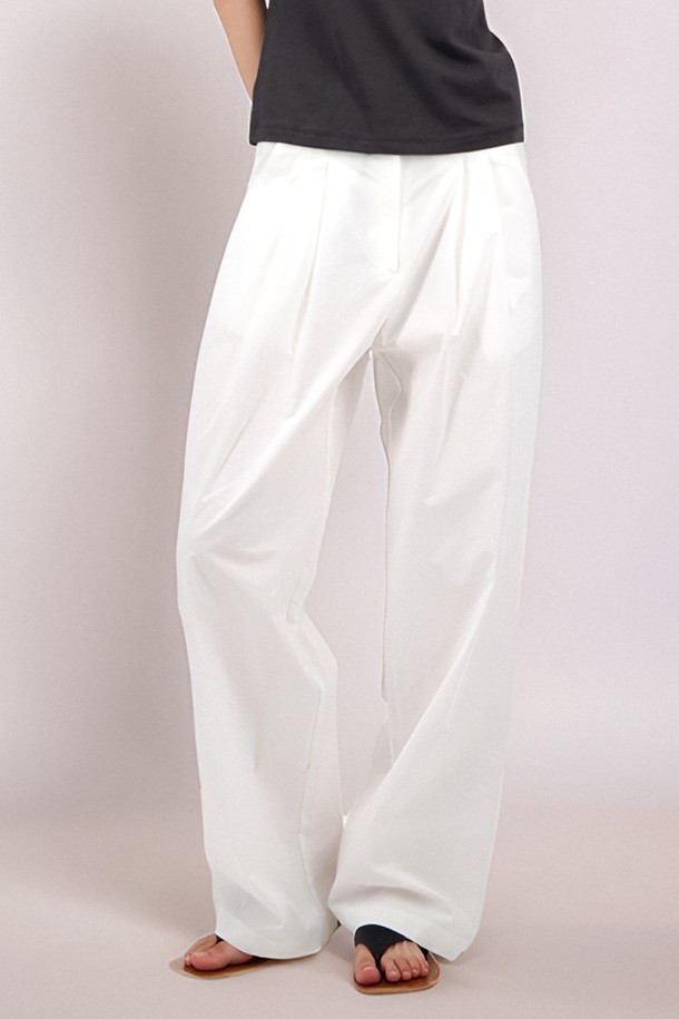 [25 summer] Double Pintuck Slacks _White는 여름 시즌 여성용으로 출시된 슬랙스입니다. 얇은 두께감의 화이트 컬러 긴 기장 와이드 핏 바지로, 미니멀하고 베이직한 스타일을 연출합니다. 핀턱 디테일이 돋보이는 루즈핏 디자인으로 편안하면서도 세련된 룩을 완성합니다.
