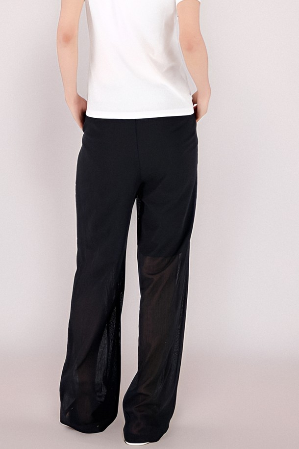 [25 summer] Sheer Bending Slacks _Black은 부드러운 촉감과 가벼운 소재의 여성용 슬랙스로, 봄, 여름, 가을, 겨울 계절에 모두 착용 가능합니다. 블랙과 화이트 두 가지 색상으로 출시되었으며, 릴렉스 핏, 와이드 디자인에 허리 전체 밴딩, 더블 플리츠 디테일로 편안하면서도 모던한 스타일을 연출합니다. 얇고 반투명한 면, 폴리에스테르 혼방 소재로 제작되어 신축성이 뛰어나 활동성을 높여줍니다.
